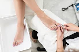 Pedicura con Limpieza Profunda de Callos y Uñas: Pies Impecables y Saludables